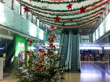 Winterdekoration einer Ladenpassage in einem Einkaufszentrum