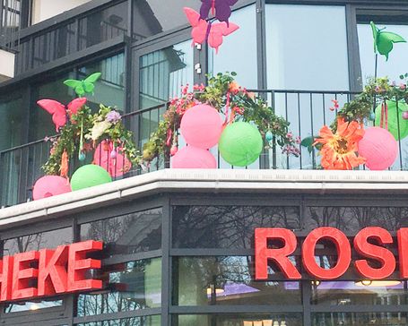 Fassadendekoration für eine Apotheke und dem Thema Fasching.