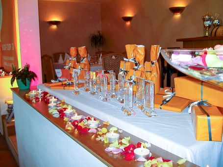 Eventdekoration für Tische und Innenräume bei Firmenfeiern.
