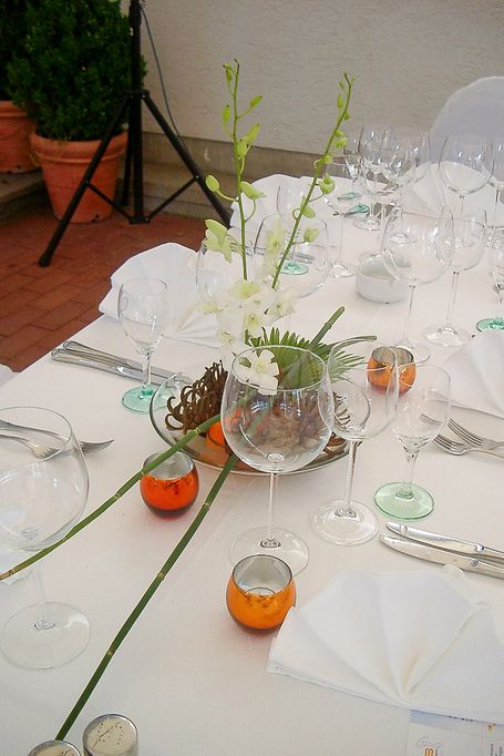 Eventdekoration mit Blumen für Tische und Innenräume. 