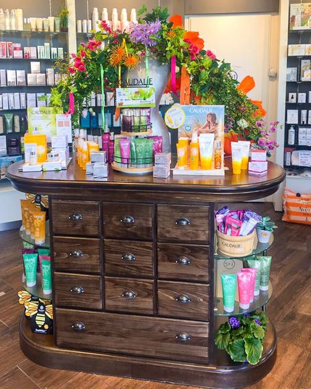 Individuelle Innendekoration in einer Apotheke.