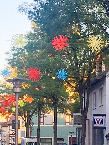 Straßendekoration mit Installationen zur bunten Gestaltung des Straßenabschnittes.